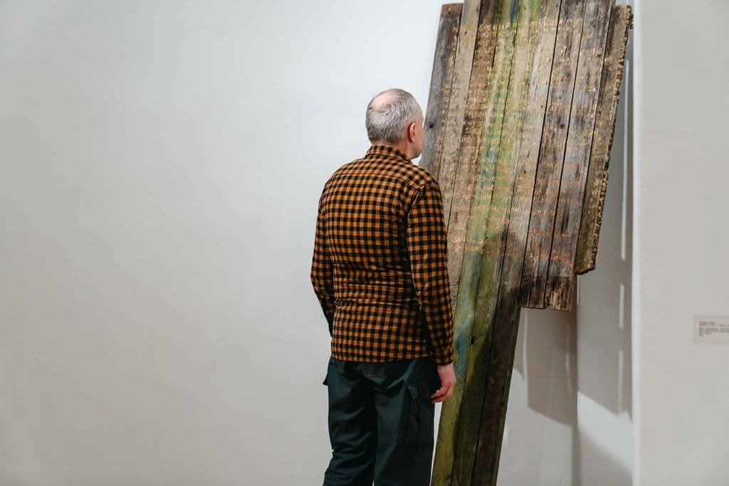 Parodoje „Kas lieka delne“ – butelių choras, ironiški hibridai ir krytis į bedugnę