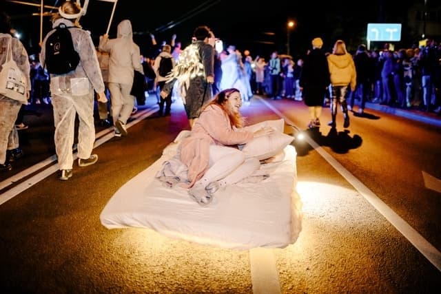 Į Parodos kalną užkopti kuo kūrybiškesniu būdu: FLUXUS festivalio savaitė ruošia žvėriškų staigmenų