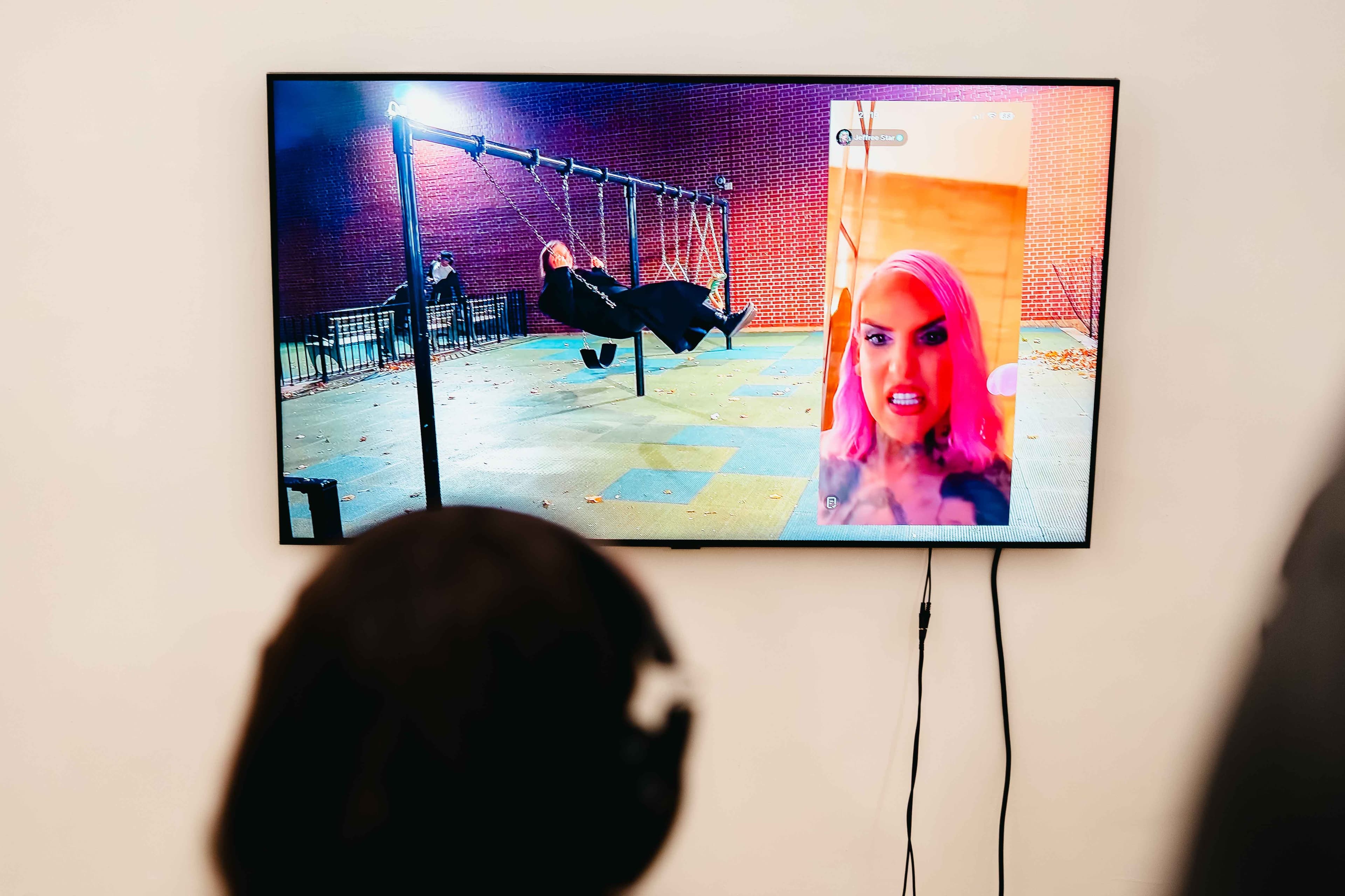 Kauno menininkų namų parodoje – kasdienybė įtampų metu: nuo siuvinėjimo iki Jeffree Star