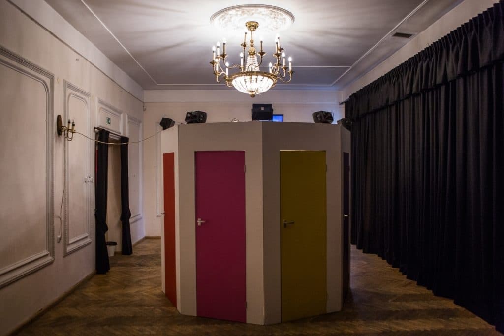 Atmokinanti ir priartinanti bendrakūryba