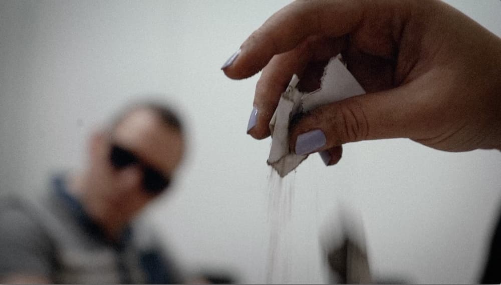 Neregių kurtas performansas kviečia atrasti Jono Meko eilėraščius tamsoje 