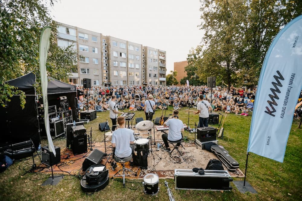 Kultūra įkrauti daugiabučių kiemai: „Kultūra į kiemus“ aplankė visus Kauno  mikrorajonus