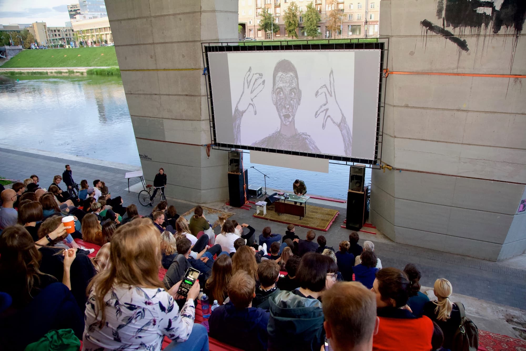 Grįžta kinas po Liubarto tiltu: Gilios upės tyliai plaukia